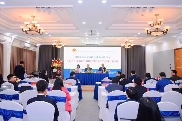 Thứ trưởng Thường trực Phạm Ngọc Thưởng (giữa) chủ trì hội thảo.