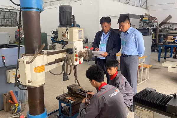 Hoạt động thực hành tại Trường trung cấp nghề Giao thông công chính Hà Nội.