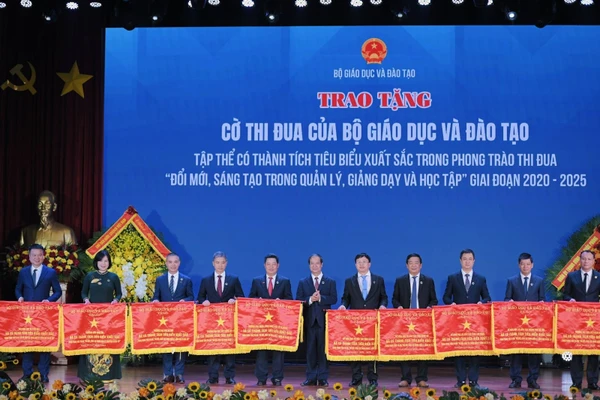 Bộ trưởng Nguyễn Kim Sơn trao cờ thi đua cho các tập thể có thành tích xuất sắc trong giáo dục và đào tạo giai đoạn 2020 - 2025.
