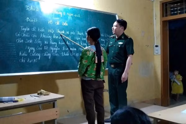 Thiếu tá Lò Văn Thoại trong một buổi dạy lớp xóa mù chữ.