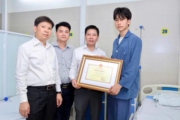 Sinh viên Nguyễn Lê Tú nhận bằng khen của Bộ GD&ĐT.