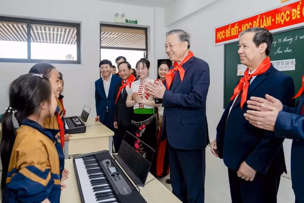 Tổng Bí thư Tô Lâm cùng Bộ trưởng Nguyễn Kim Sơn và Đoàn công tác Trung ương thăm phòng học mới và ân cần thăm hỏi học sinh.