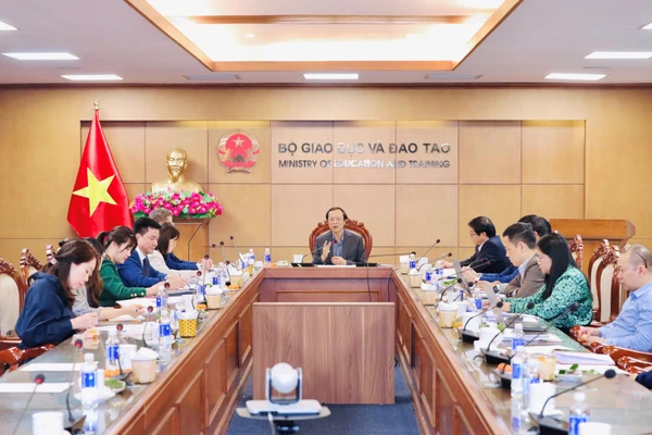 Thứ trưởng Thường trực Phạm Ngọc Thưởng chủ trì buổi làm việc.