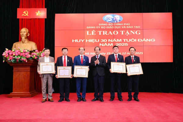 Bí thư Đảng ủy, Bộ trưởng Nguyễn Kim Sơn trao Huy hiệu 30 năm tuổi Đảng cho các đảng viên thuộc Đảng bộ Bộ GD&ĐT. 