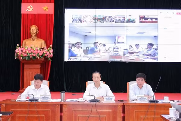 Thứ trưởng Thường trực Phạm Ngọc Thưởng chủ trì thảo luận tại hội nghị.