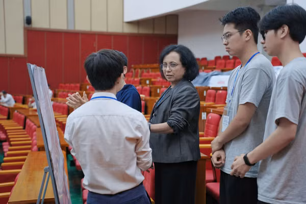 TS. Debabani Choudhury trao đổi trực tiếp với sinh viên.