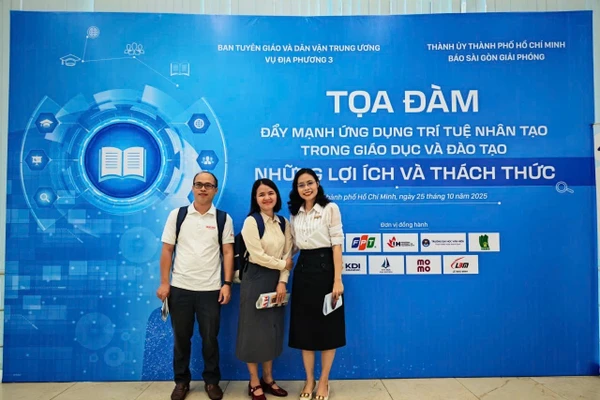 Nhà báo Hồ Phúc (trái ảnh) tham dự tọa đàm về đẩy mạnh ứng dụng trí tuệ nhân tạo trong giáo dục và đào tạo.