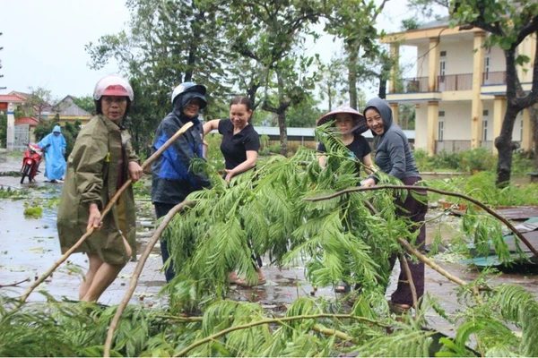 Giáo viên ở Hà Tĩnh dọn dẹp trường lớp sau bão Kajiki. Ảnh: Phương Hồ
