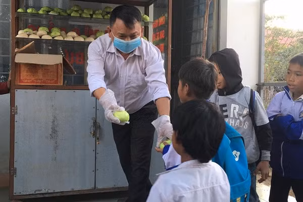 Thầy giáo Vũ Văn Tùng với mô hình "Tủ bánh mì 0 đồng" đã giúp đỡ được rất nhiều học sinh nghèo.