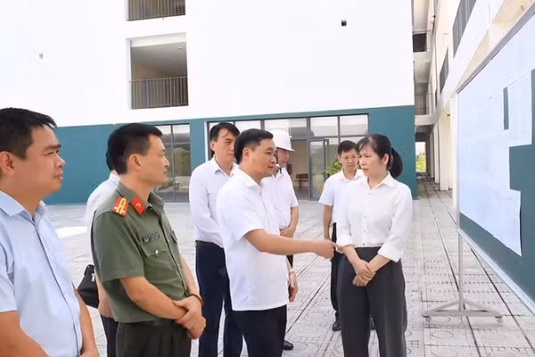 Ông Đỗ Anh Tuấn, Phó Chủ tịch UBND tỉnh Tuyên Quang, Trưởng Ban chỉ đạo Kỳ thi cấp tỉnh rà soát các điều kiện tổ chức Kỳ thi. Ảnh: Đức Hạnh