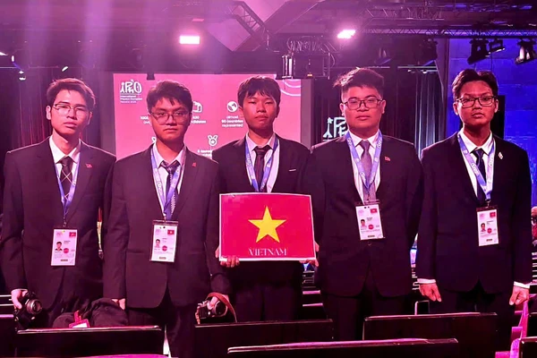 Đội tuyển quốc gia Việt Nam giành 1 Huy chương Vàng, 4 Huy chương Bạc tại Kỳ thi Olympic Vật lí Quốc tế (IPhO) năm 2025.