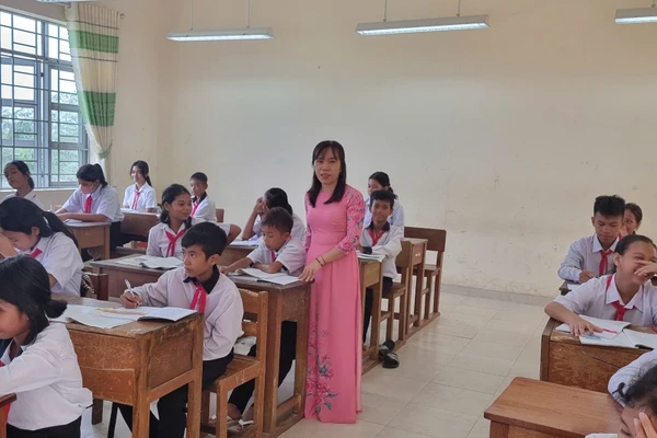 Cô Nguyễn Thị Bích Huy và học trò trong giờ Ngữ văn.