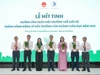 Đại diện Đại học Đà Nẵng và Trường Đại học Sư phạm tặng cây lưu niệm cho các đại biểu tham dự Lễ mít tinh. Ảnh: Bích Thủy.