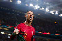 C.Ronaldo đạt cột mốc ấn tượng khiến Messi nể phục