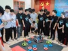 Học sinh trải nghiệm điều khiển robot từ xa. 