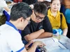 Thí sinh tìm hiểu thông tin tuyển sinh, học phí, học bổng tại ngày hội lựa chọn nguyện vọng xét tuyển ngày 19/7. Ảnh: HCMUT