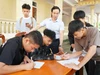 Học sinh khối 10 Trường THPT Nguyễn Cảnh Chân (Đại Đồng, Nghệ An) đăng ký nhóm lớp, tổ hợp môn lựa chọn. Ảnh: Hồ Lài