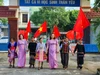 Học sinh miền núi Đắk Lắk đến trường trong vòng tay thầy cô. Ảnh tư liệu