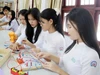 Học sinh Trường THPT Chuyên Lê Khiết (Quảng Ngãi) trong giờ thực hành môn Vật lý. Ảnh minh họa: INT