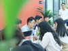 Thí sinh tìm hiểu thông tin tuyển sinh tại Trường Đại học Hùng Vương TP Hồ Chí Minh. Ảnh: DHV