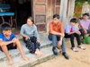 Phụ huynh và học sinh lắng nghe thầy, cô giáo vận động đến lớp.