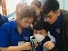 Học sinh lớp 10 Trường THPT số 2 Đức Phổ thực hành môn Sinh học tại phòng bộ môn. Ảnh: NTCC