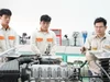 Giảng viên Trường Cao đẳng nghề Hà Nam (tỉnh Ninh Bình) hướng dẫn sinh viên thực hành về kỹ thuật ô tô. Ảnh: Đình Tuệ