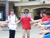 Thí sinh tham dự Kỳ thi tốt nghiệp THPT năm 2025 phấn khởi sau khi hoàn thành bài thi. Ảnh: Vân Anh