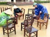 Giáo viên Trường Tiểu học Võ Liệt (Kim Bảng, Nghệ An) lau rửa bàn ghế chuẩn bị cơ sở vật chất để đón học sinh trở lại trường. Ảnh: NTCC