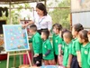 Giáo viên Trường Mầm non Võ Thị Sáu (xã Chiềng Pha, huyện Thuận Châu) thực hiện gắn tranh từ phế liệu.