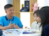 Chuyên gia tư vấn cho học sinh về ngành học. Ảnh: GDU