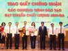 GS.TS Huỳnh Văn Chương trao Giấy chứng nhận đạt chuẩn chất lượng các chương trình đào tạo theo tiêu chuẩn các Trường Đại học Đông Nam Á cho Trường Đại học Giao thông vận tải. Ảnh: NTCC 