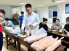 Khoảng 100 sinh viên Trường Đại học Sư phạm - Đại học Huế được Đội phản ứng nhanh hỗ trợ chỗ ở, ăn uống tại trường trong đợt lũ ngày 27 - 28/10/2025. Ảnh: Hoàng Hải