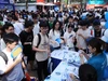Thí sinh và phụ huynh tham gia Ngày hội lựa chọn nguyện vọng năm 2025. Ảnh: Nam Trần