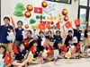 Học sinh Trường Tiểu học Đống Đa (Kim Liên, Hà Nội) làm đèn lồng về chủ đề 80 năm Quốc khánh. Ảnh: Đình Tuệ