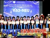 Lãnh đạo Đại học Kinh tế Quốc dân trao giấy khen và tặng hoa cho thủ khoa các ngành, chương trình đào tạo tại Lễ tốt nghiệp hồi cuối tháng 8/2025. Ảnh: Website nhà trường