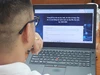 Phụ huynh học sinh thực hiện quy trình đăng ký tuyển sinh trên cổng thông tin do Sở GD&ĐT TPHCM quản lý. Ảnh: M.A