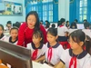 Cô giáo Trần Thị Huệ hướng dẫn học sinh thực hành môn Tin học. Ảnh: Đăng Đức