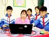 Cô và trò Trường Tiểu học Thanh Ninh (xã Kha Sơn, Thái Nguyên) hào hứng tìm hiểu công nghệ số.