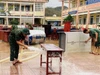 Bộ đội hỗ trợ Trường Tiểu học số 2 Diêu Trì (xã Tuy Phước, Gia Lai) dọn dẹp trường sau lũ. Ảnh: Dung Nguyễn