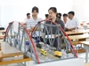 Sinh viên Trường Đại học Trà Vinh thí nghiệm, thực hành thiết kế cầu đường. Ảnh: Q. Ngữ