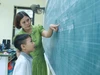 Cô, trò Trường Tiểu học Nam Phương Tiến A (Xuân Mai, Hà Nội). Ảnh: Đình Tuệ 