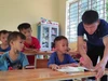 Giáo viên tại điểm lẻ Tà Cóm - Trường Tiểu học Trung Lý 2 (Thanh Hóa) hướng dẫn học sinh lớp 1 tập đọc.