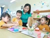 Trẻ tại Trường Mầm non An Khánh B (An Khánh, Hà Nội) trong một hoạt động góc dưới sự hướng dẫn của cô giáo. Ảnh: Đình Tuệ