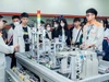 Sinh viên Trường Cao đẳng Lý Thái Tổ (Bắc Ninh) giới thiệu cho học sinh THPT trong chương trình trải nghiệm hướng nghiệp. Ảnh: TG