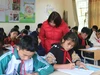 Cô và trò Trường Phổ thông dân tộc bán trú Tiểu học và THCS Nùng Nàng.