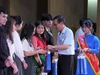 Trao học bổng cho 16 sinh viên người dân tộc theo học tại Trường Đại học Sư phạm Hà Nội. Ảnh: NTCC