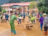 Lực lượng chức năng, người dân phối hợp hỗ trợ dọn dẹp Trường Phổ thông dân tộc bán trú THCS Xuân Trường (Cao Bằng). 
