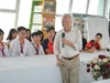 TS Nguyễn Văn Hòa và học sinh Trường Nguyễn Bỉnh Khiêm. Ảnh: NVCC
