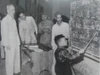 Chủ tịch Hồ Chí Minh thăm một lớp học của phong trào Bình dân học vụ. Ảnh tư liệu